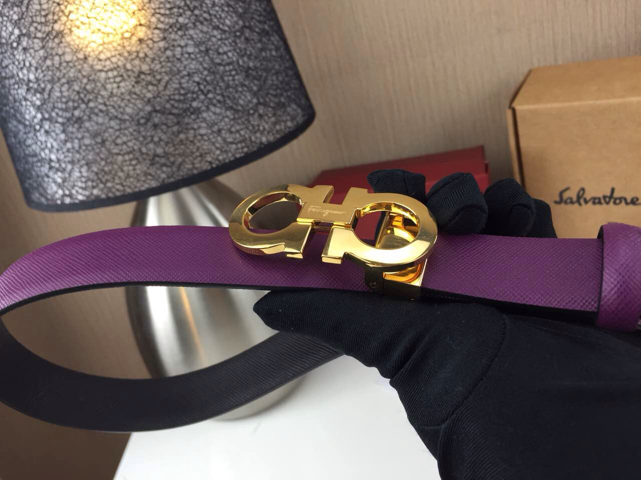 Ferragamo 菲拉格慕 女款 扣头金银两色可选 带身意大利十字纹牛皮 黑色配紫色 双面可用 带宽2.5