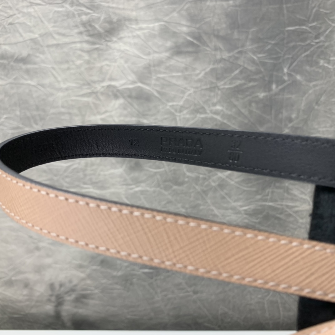 【￥390】Prada新款女士腰带 采用进口十字纹小牛皮 带宽1.5cm 经典字母精致logo 码数75-95欧