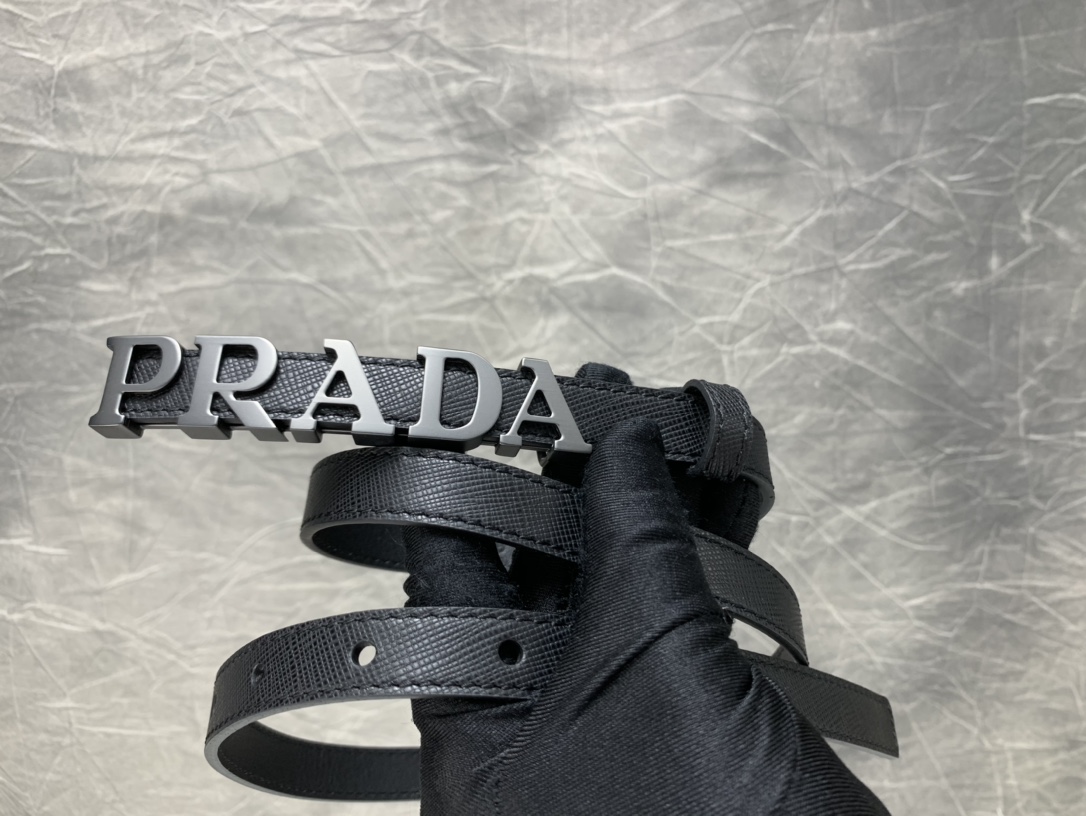 【￥390】Prada新款女士腰带 采用进口十字纹小牛皮 带宽1.5cm 经典字母精致logo 码数75-95欧