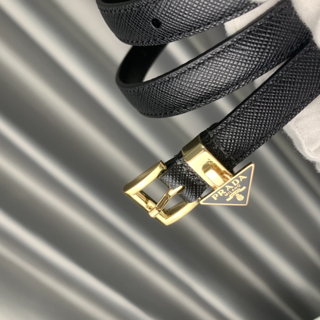 【￥390】PRADA  Saffiano皮带彰显其女性化的设计 三角形金属徽标饰件 雕刻式皮带环配珐琅三角形 带宽1.5cm